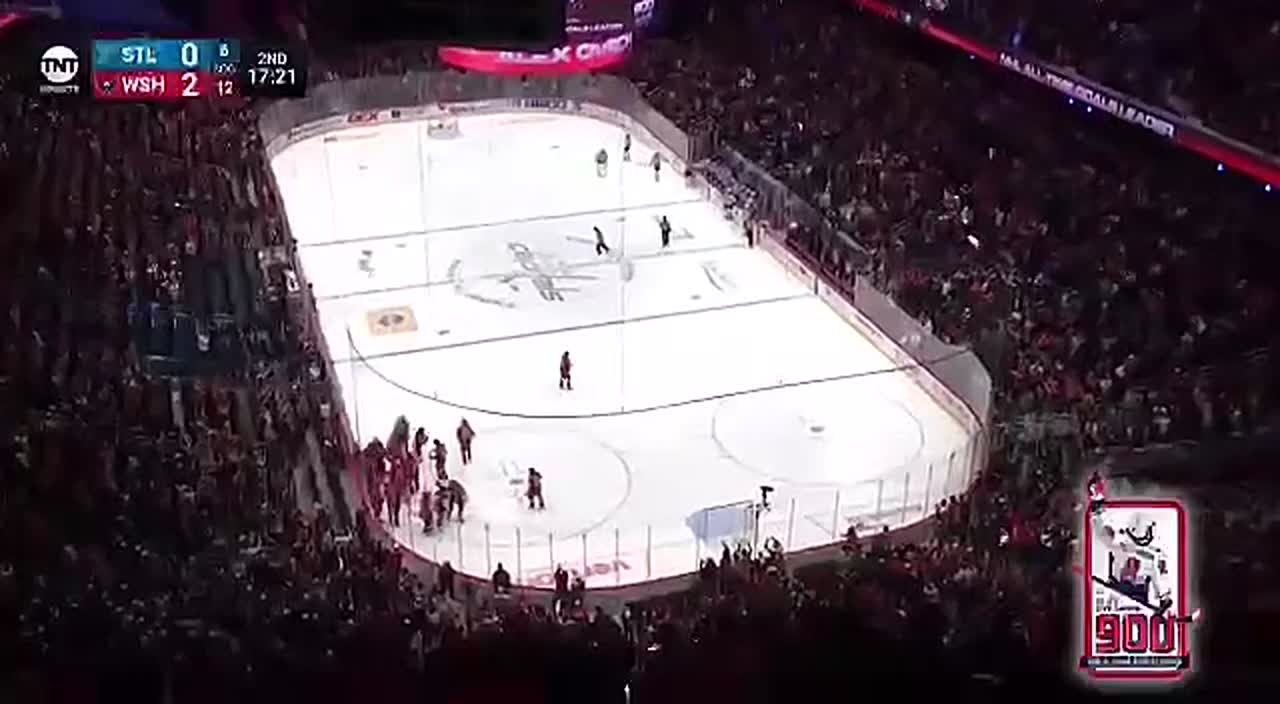 Овечкин стал первым в истории хоккеистом, забросившим 900 шайб в чемпионатах НХЛ