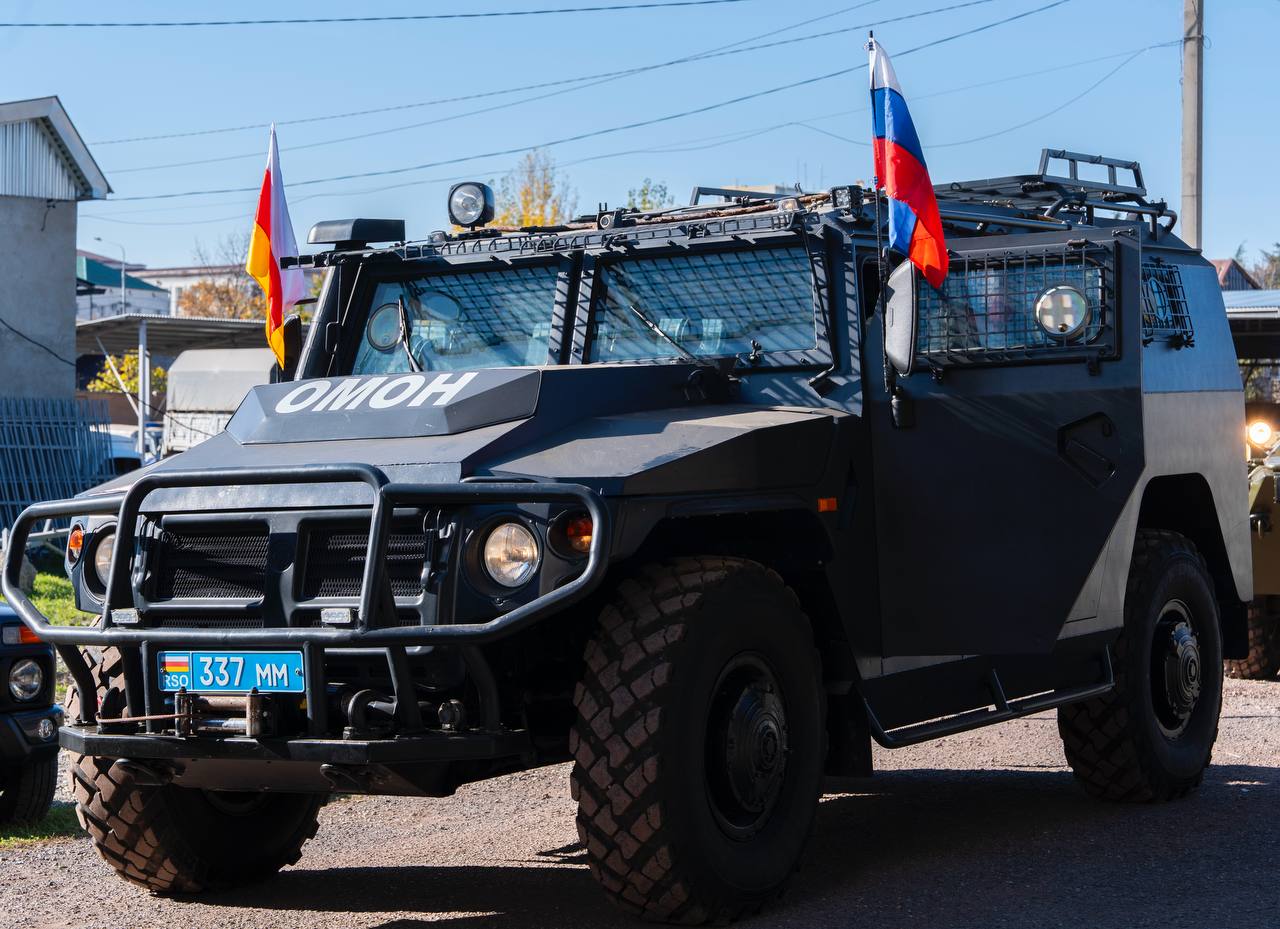 Бойцы ОМОН и СОБР Министерства внутренних дел Южной Осетии проводят марш-бросок на бронетехнике по маршруту Цхинвал-Зонкар-Цхинвал, приуроченный ко Дню милиции