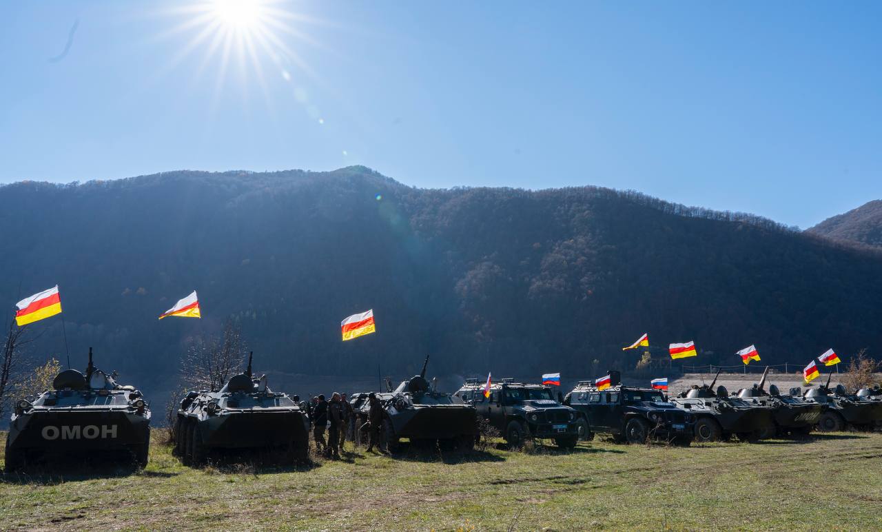 Президент Алан Гаглоев поддержал бойцов МВД во время марш-броска ко Дню милиции