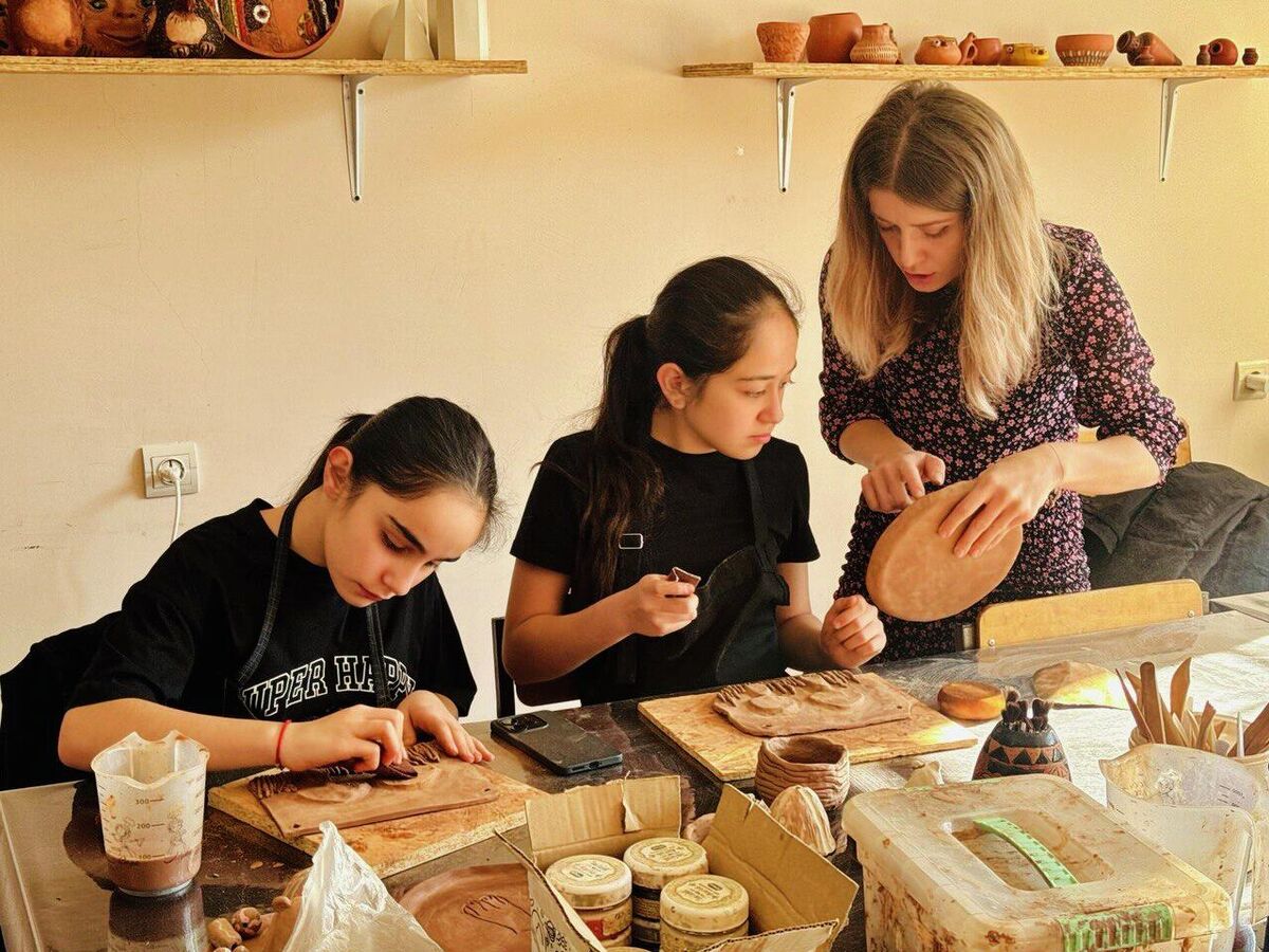 Желающих заниматься много: в Цхинвале открыли дополнительную группу кружка керамики