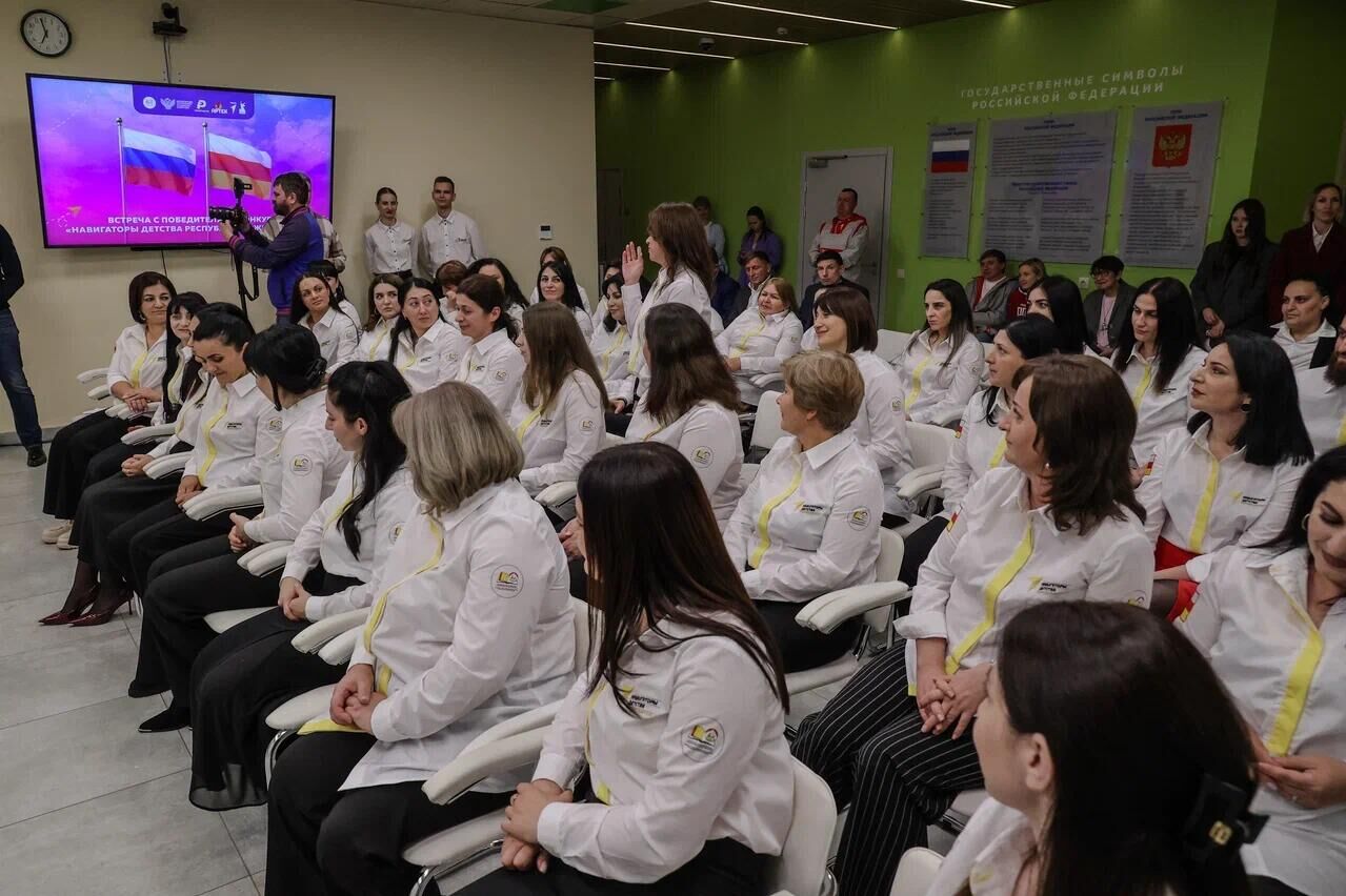 Курс на воспитание: будущие Навигаторы детства из РЮО проходят обучение в "Артеке"