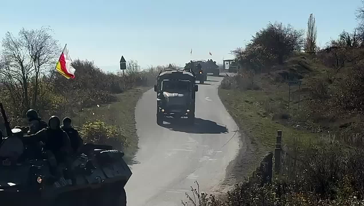 Личный состав отряда милиции особого назначения имени Вадима Газзаева и бойцы специального отряда быстрого реагирования (СОБР) криминальной милиции МВД Южной Осетии проводят марш-бросок на бронетехнике по маршруту..