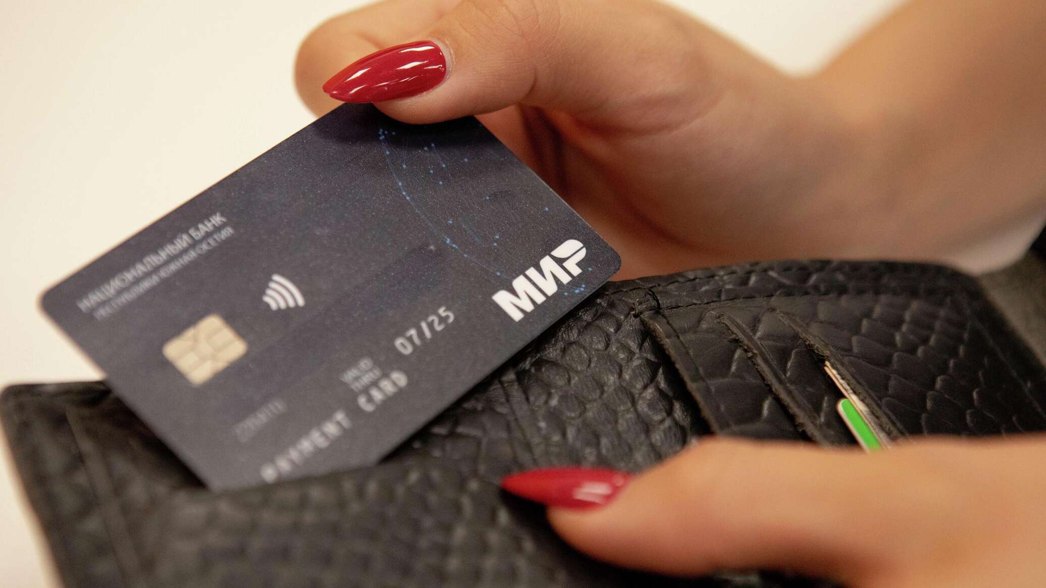 Мобильное приложение, переводы, пополнение: чего не хватает картам "Мир" Нацбанка ЮО