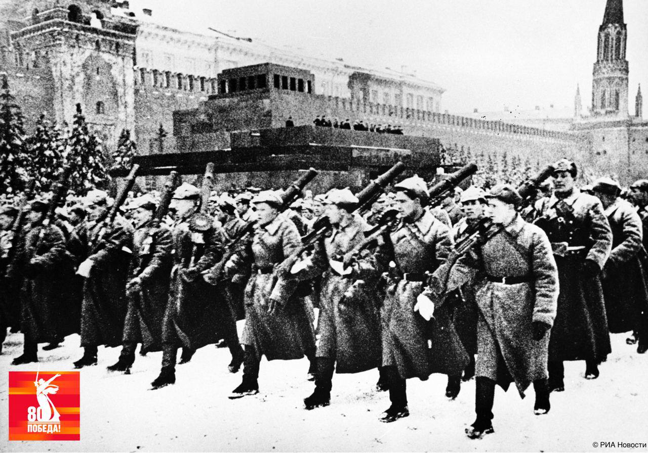 7 ноября 1941 года в Москве состоялся военный парад – прямо с Красной площади бойцы сразу отправлялись на фронт