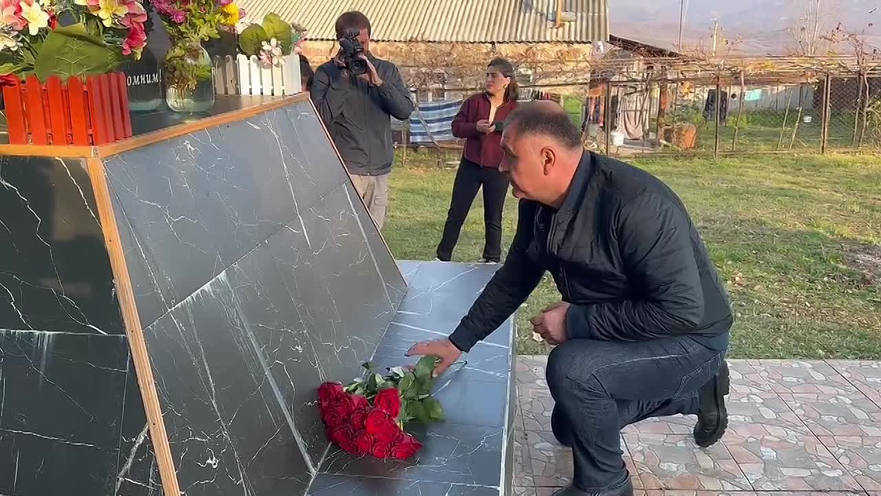 Президент Алан Гаглоев оценил благоустройство территории у памятника в селе Сарабук