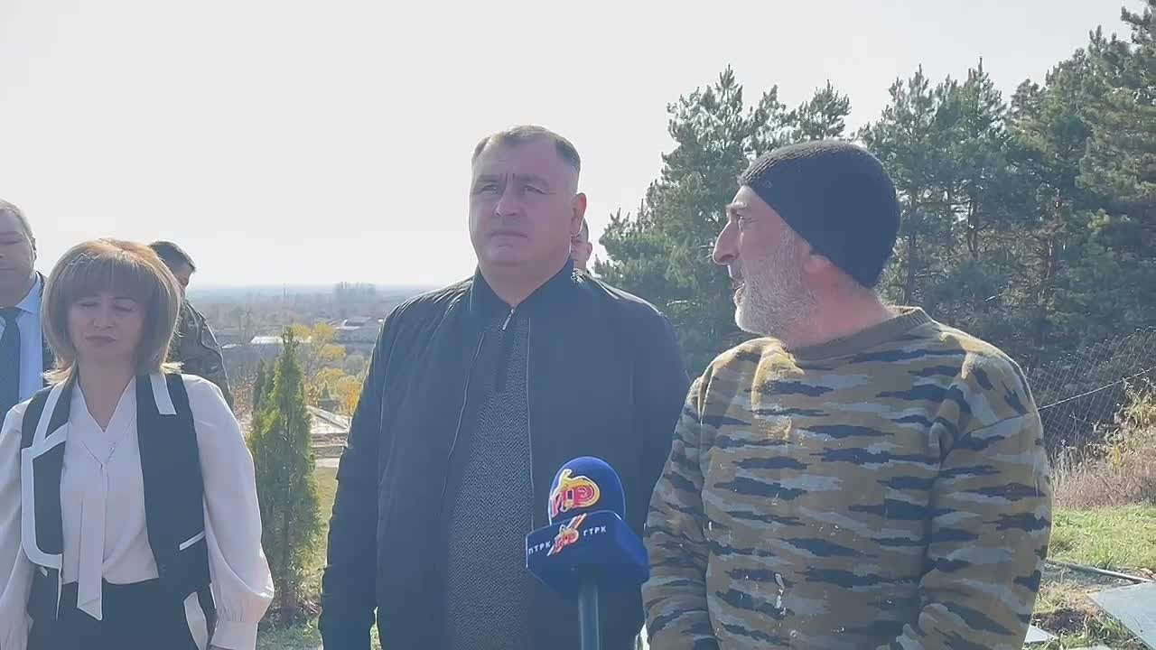 Президент Алан Гаглоев проводит инспекцию памятников участникам Великой Отечественной войны в Цхинвальском районе, реставрируемых в рамках проекта «Победили вместе», реализуемого Фондом президентских грантов и..