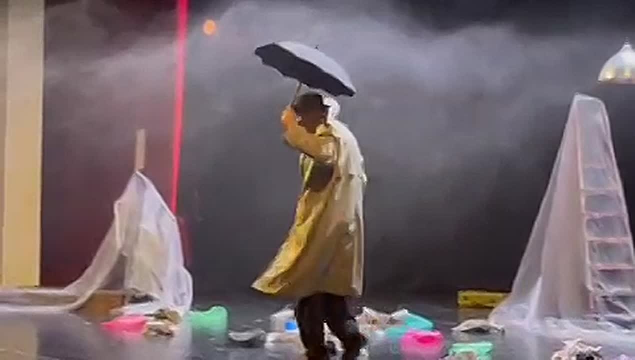 Впервые на сцене Юго-Осетинского драмтеатра выступает московский «Возможно-театр» со спектаклем «Исповедь дурака»