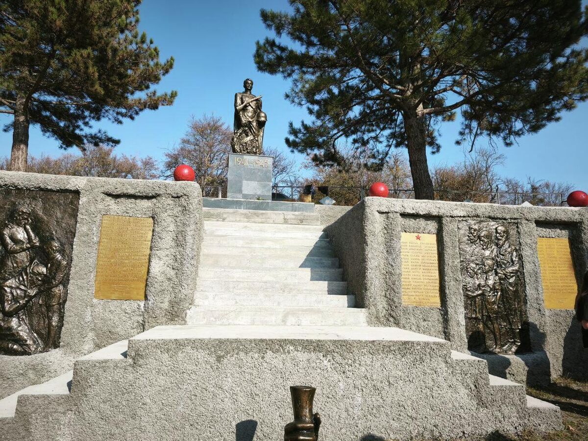 Президент Южной Осетии проверил в селе Рустау восстановление памятника павшим в ВОВ