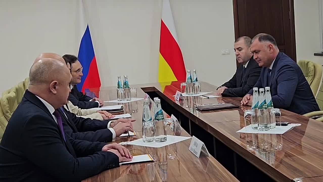 Президент Алан Гаглоев проводит рабочую встречу с делегацией Федеральной таможенной службы (ФТС) России