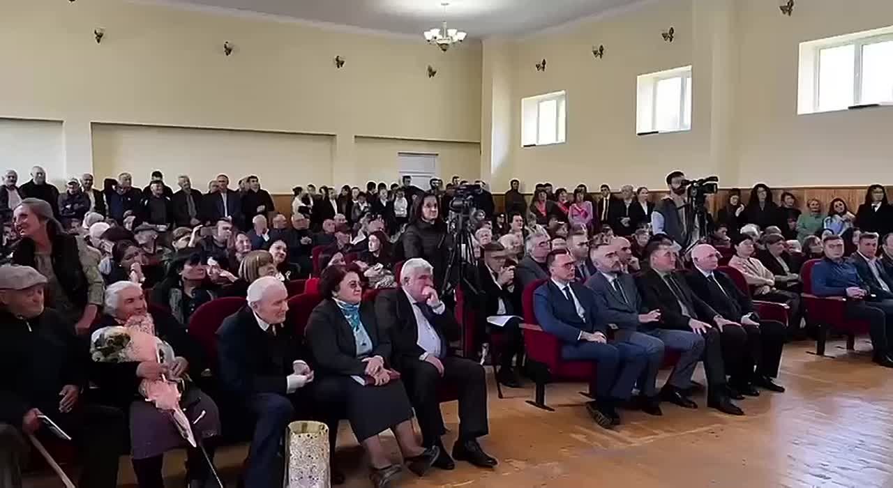 Цинагарская школа имени заслуженного журналиста Гиви Хуриева отметила 90-летие