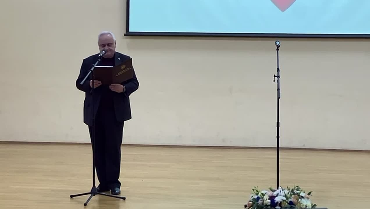 От имени главы государства Алана Гаглоева первокурсников поздравил Государственный советник Президента Батраз Бегизов