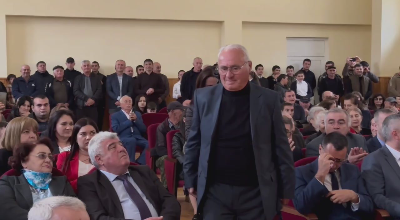 Председатель правительства Южной Осетии Константин Джуссоев вручил государственные награды учителям Цинагарской школы