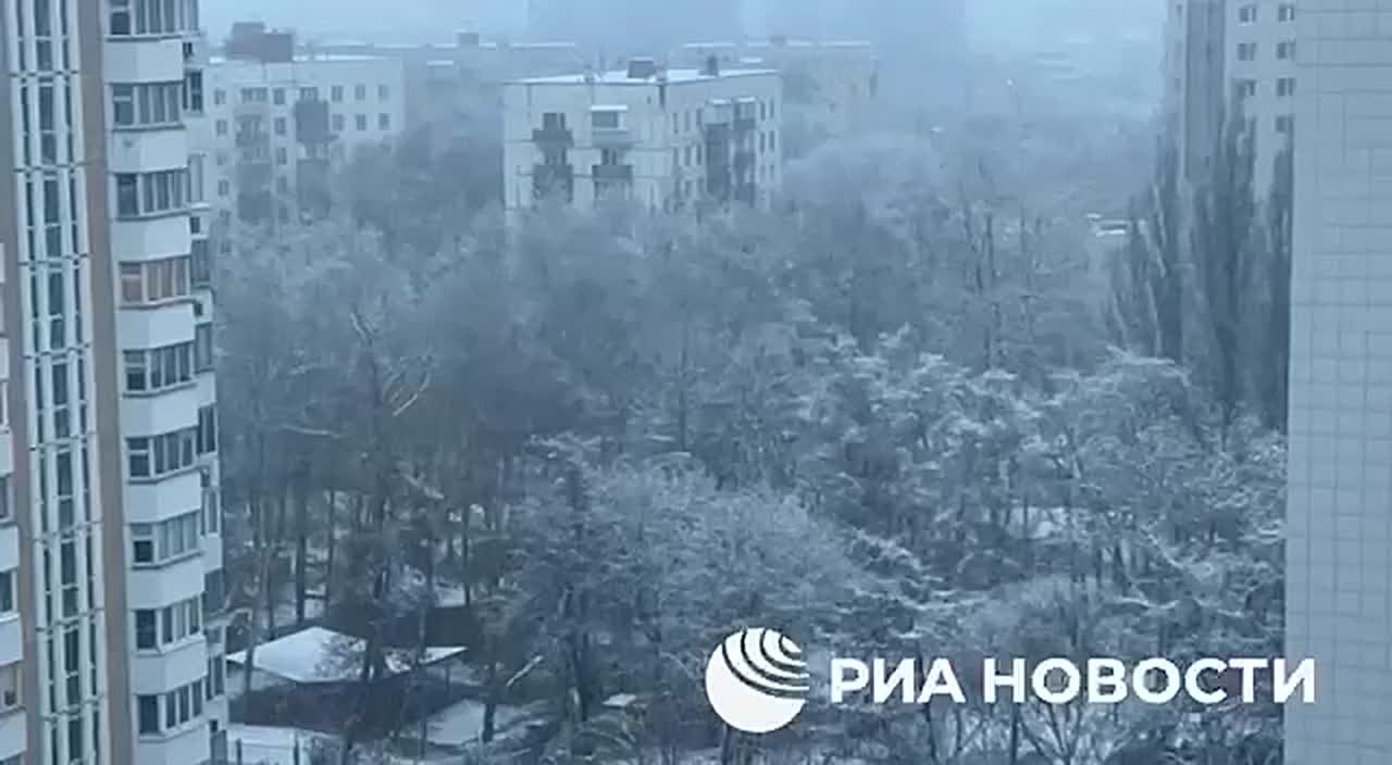 А снег идет: первый снег выпал в Москве в субботу, но с «опозданием"