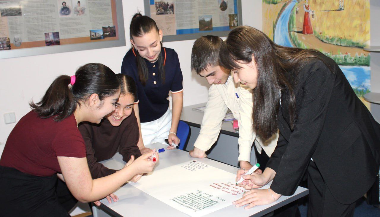 Первые выпускники курса «Начинающий журналист и блогер» Русского дома в Цхинвале подарили рукописную газету