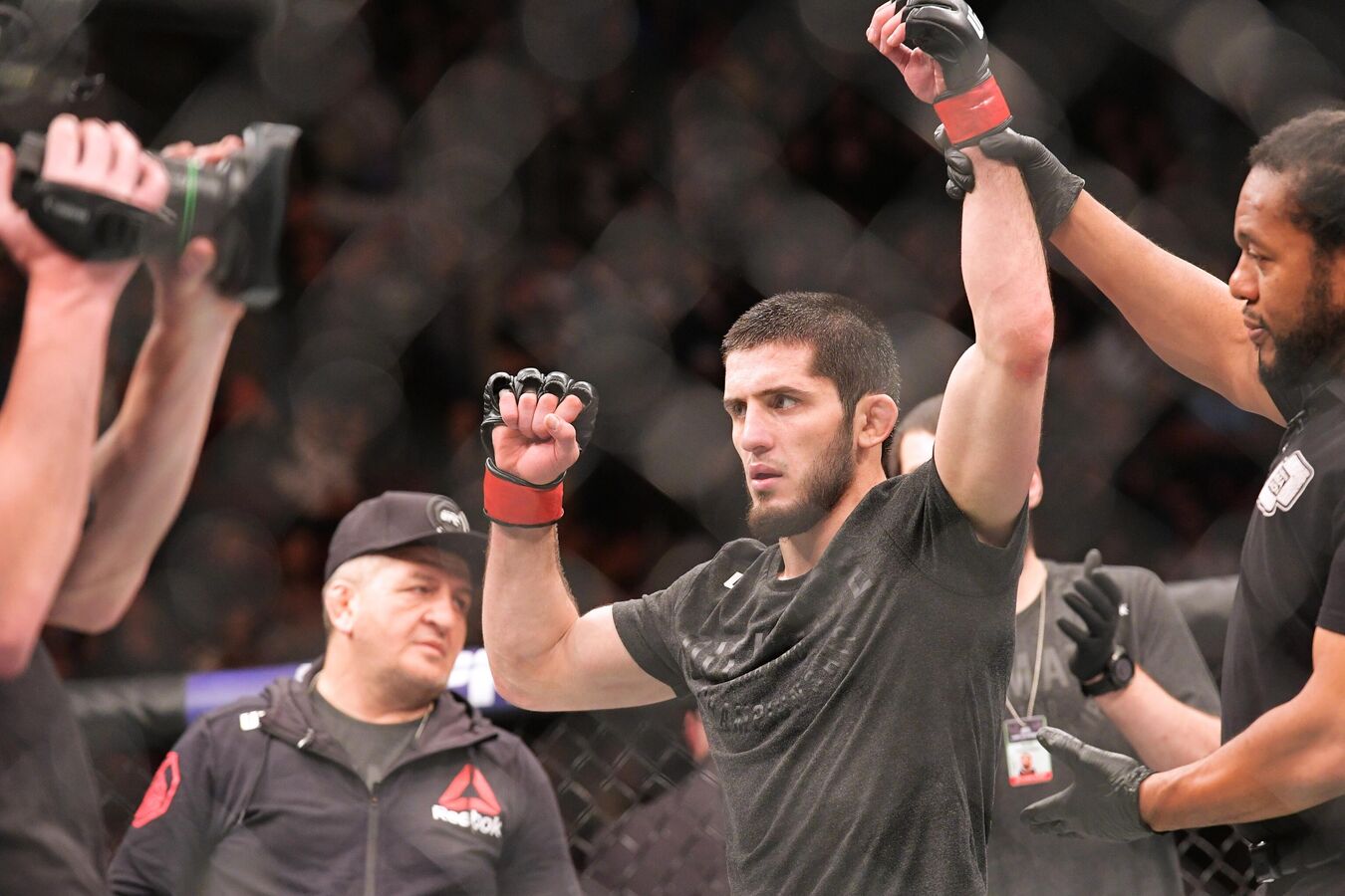 Ислам Махачев – первый боец из России, ставший чемпионом UFC в двух весовых категориях