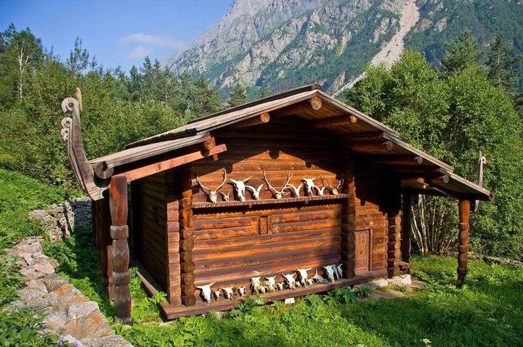 В "Осетинской этнографической энциклопедии" упомянуто около 100 святилищ Уастырджи