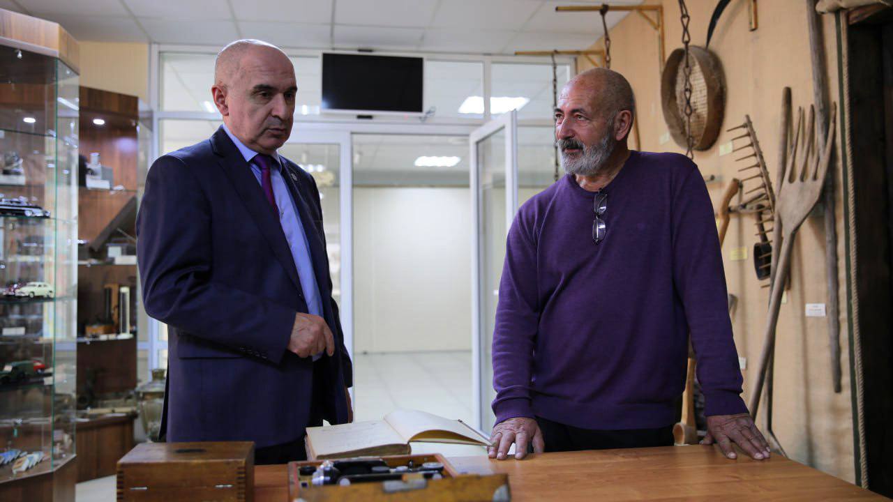 Наш соотечественник подарил ЮОГУ бесценные экспонаты семьи Буш