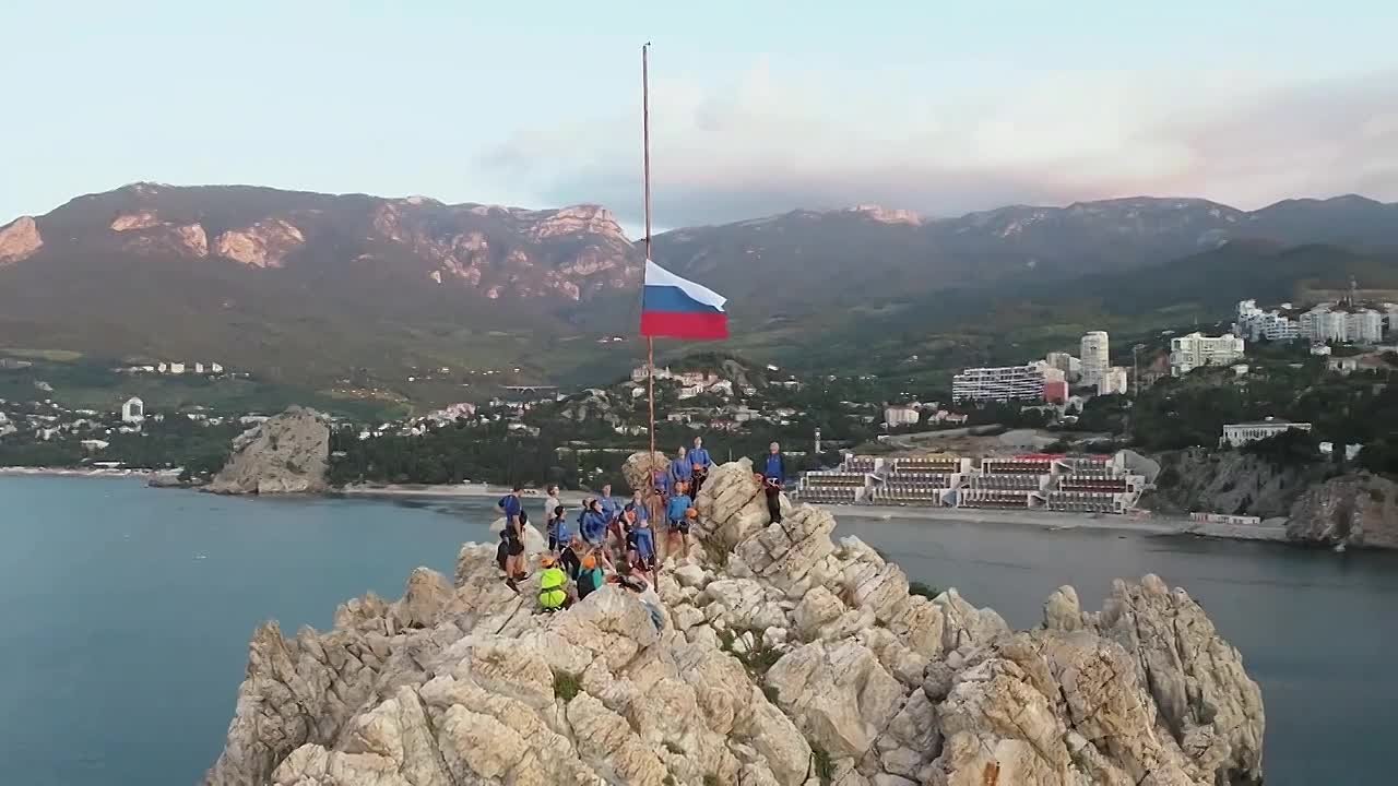 Поздравляем югоосетинскую певицу Милену Икаеву с новой песней, посвященной России – «Это ты и я – Россия»