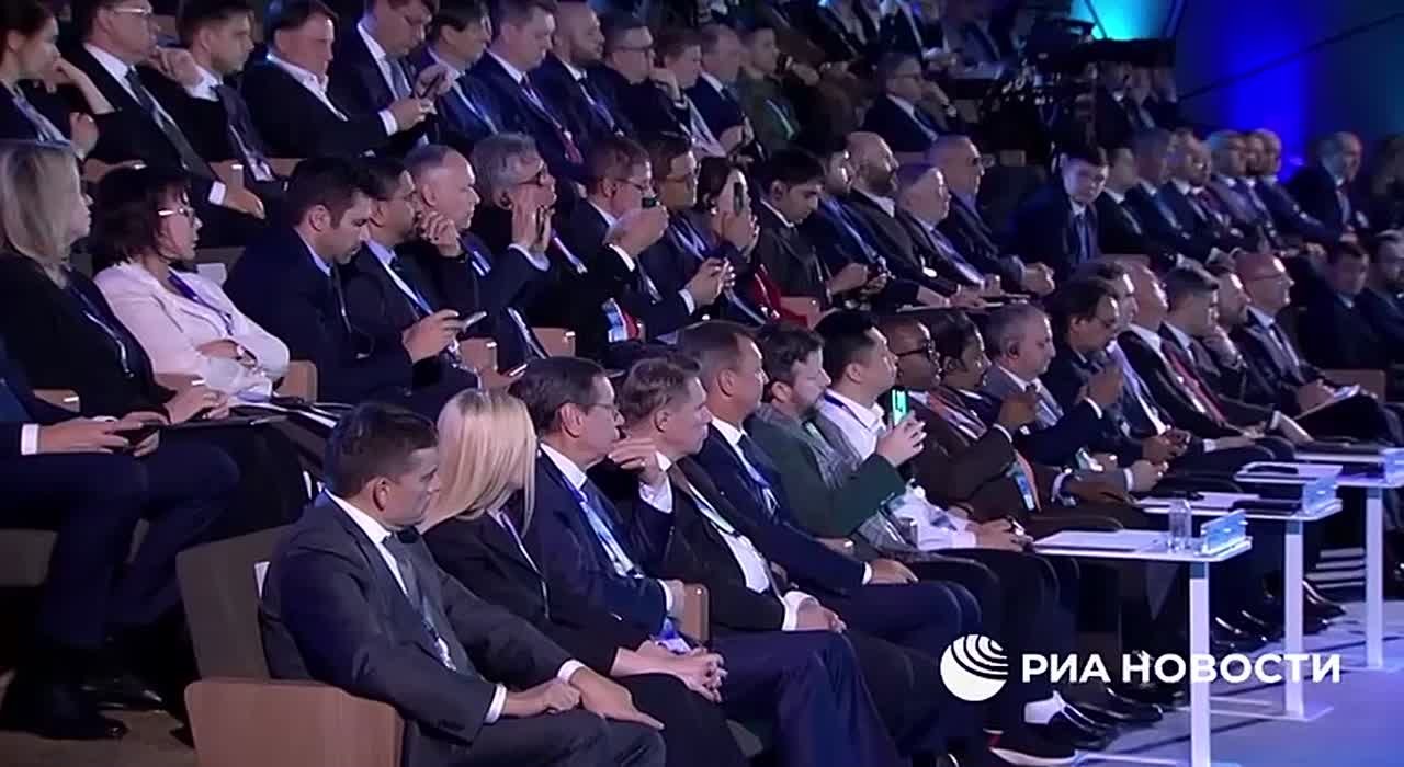 Путин поручил Кабмину и АП проработать создание штаба руководства всей деятельностью, связанной с ИИ в России