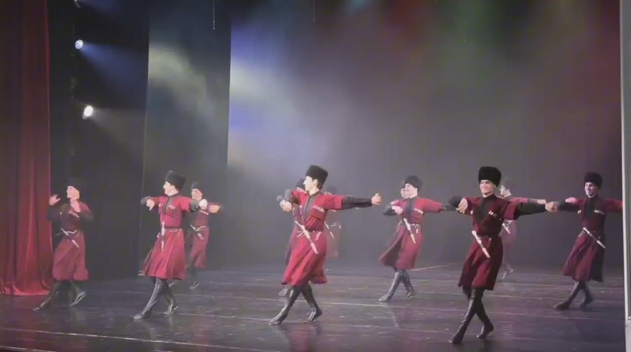 В столице Южной Осетии с аншлагом проходит сольный концерт Государственного ансамбля песни и танца «Симд»