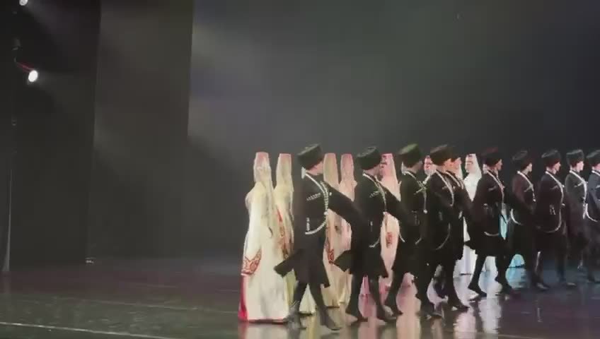 Большой концерт ансамбля «Симд» проходит на сцене Госдрамтеатра Южной Осетии