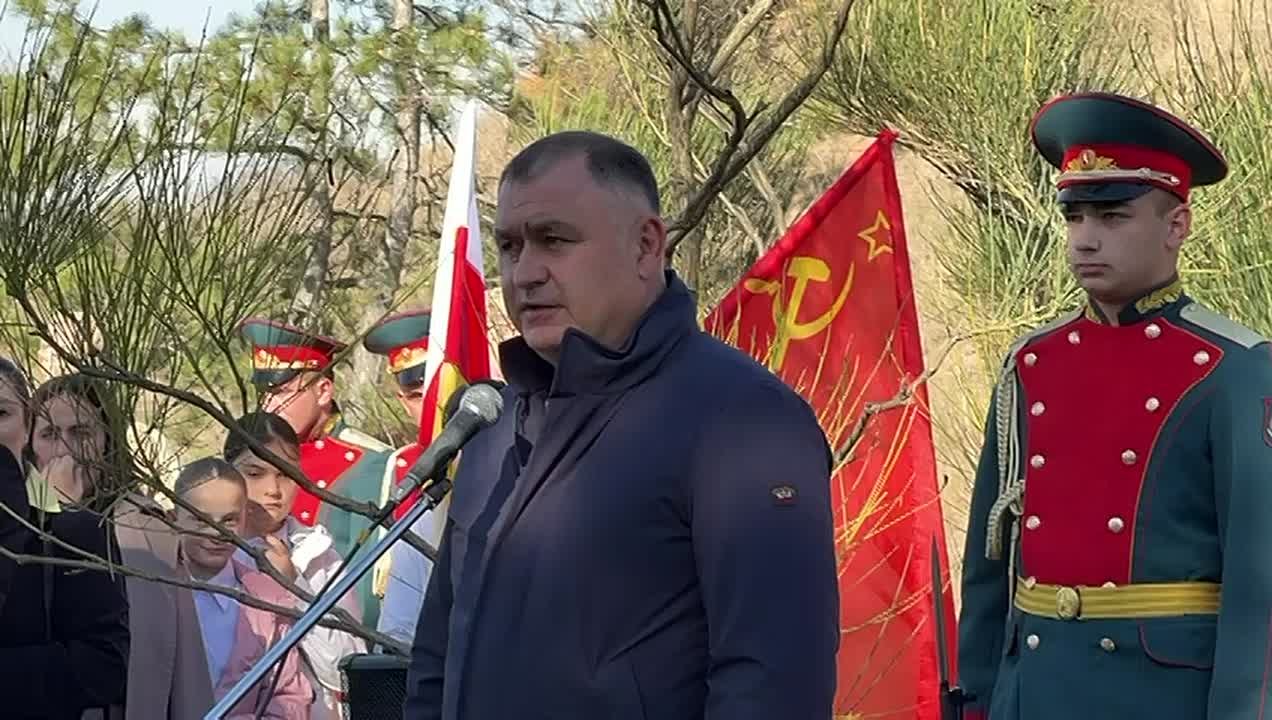 В День мужества и народного единства, на Присской высоте у въезда в Цхинвал проходит торжественный митинг, посвященный 36-й годовщине начала национально-освободительной борьбы народа Южной Осетии