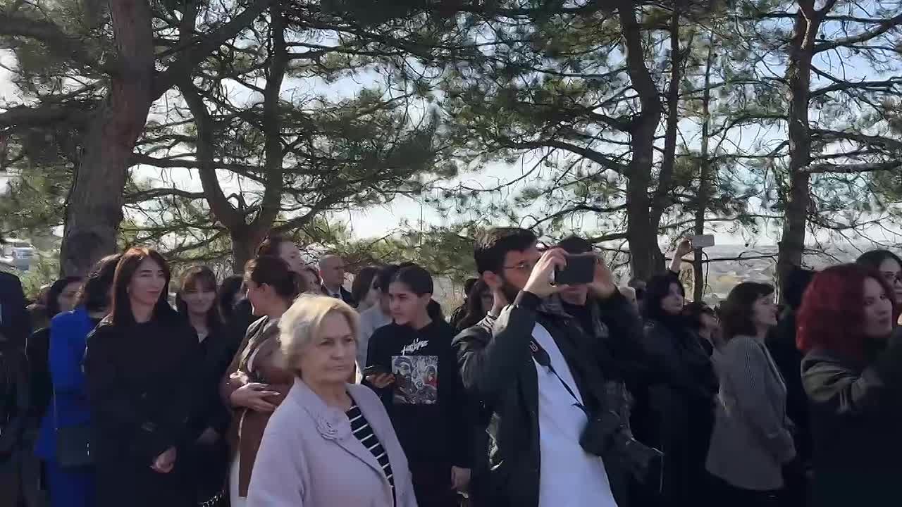 У въезда в Цхинвал проходит памятный митинг приуроченный к 36-летию Дня мужества и народного единства #social