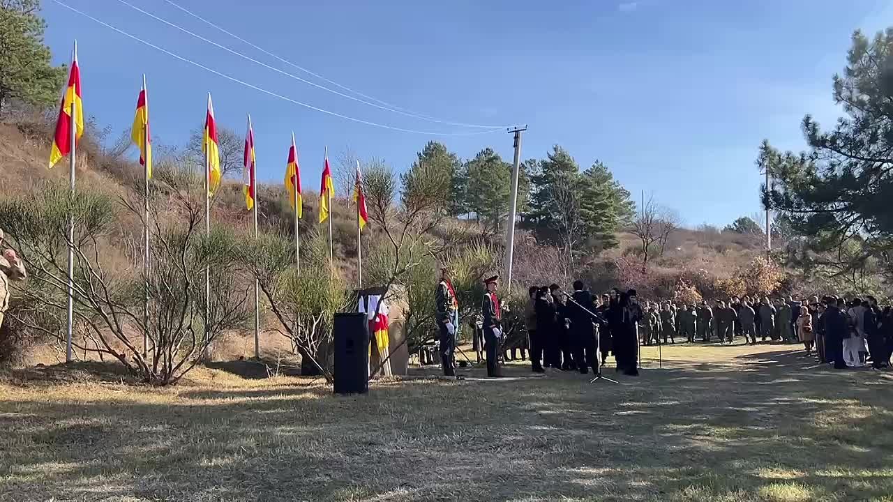 Жители Южной Осетии собираются на митинг, приуроченный Дню мужества и народного единства