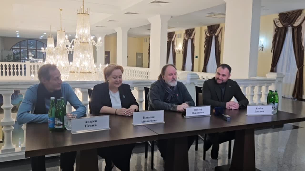 Худрук Госдрамтеатра Казбек Джелиев приветствовал Государственный академический центральный театр кукол имени С.В. Образцова и пожелал труппе успехов на южноосетинской сцене