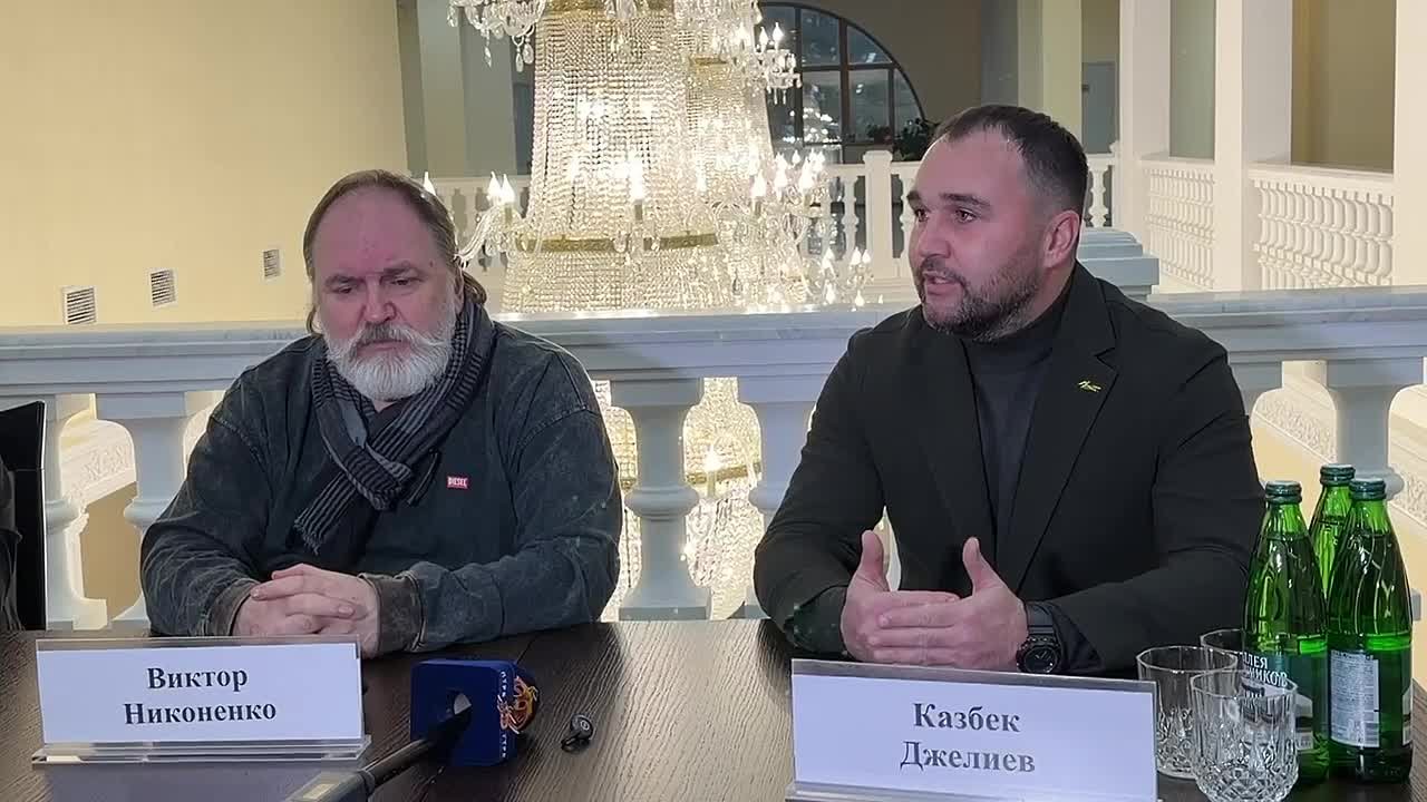 В Государственном драматическом театре Южной Осетии проходит пресс-конференция с участием представителей Государственного академического центрального театра кукол имени С. В. Образцова. Известный московский коллектив прибыл..