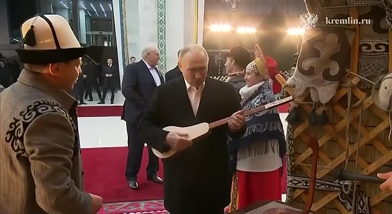 Путин сыграл на национальном инструменте комузе после вчерашнего приезда в Кыргызстан