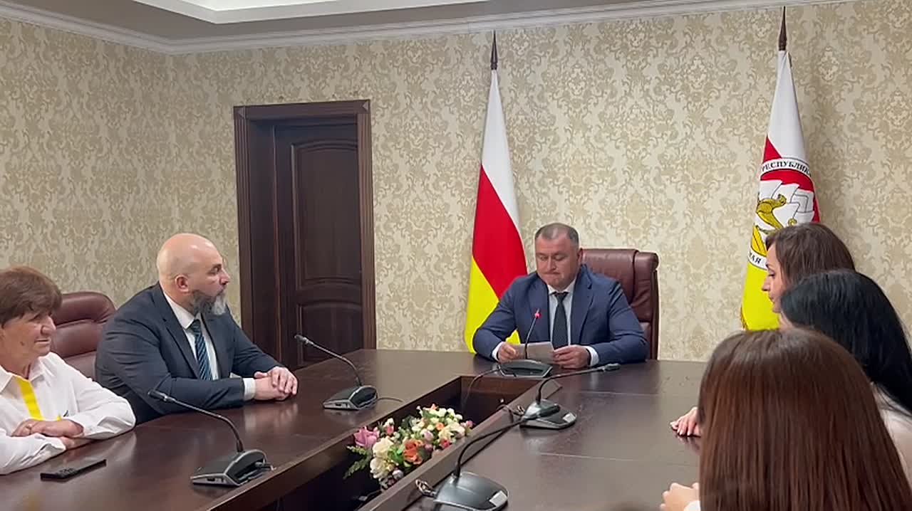 Президент Южной Осетии Алан Гаглоев проводит встречу с лауреатами конкурса "Навигаторы детства" - кандидатами на должность "советник директора по воспитательной работе"