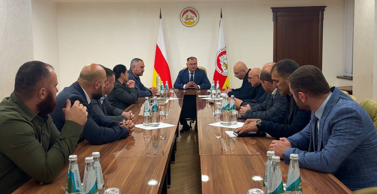 Обсуждение актуальных вопросов развития республики: президент Алан Гаглоев провел встречу с фракцией "Ныхас"