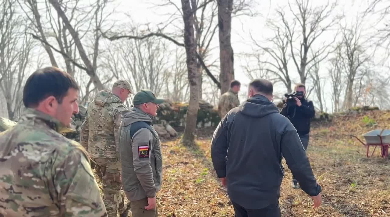 Напоминание о важности сохранения святых мест и традиций предков: президент Алан Гаглоев проверил и принял участие в работах по благоустройству святилища "Мыкалгабырта"
