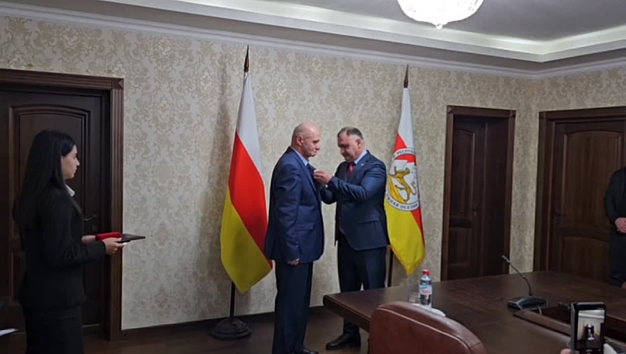 Президент Алан Гаглоев вручил госнаграды сотрудникам силовых структур