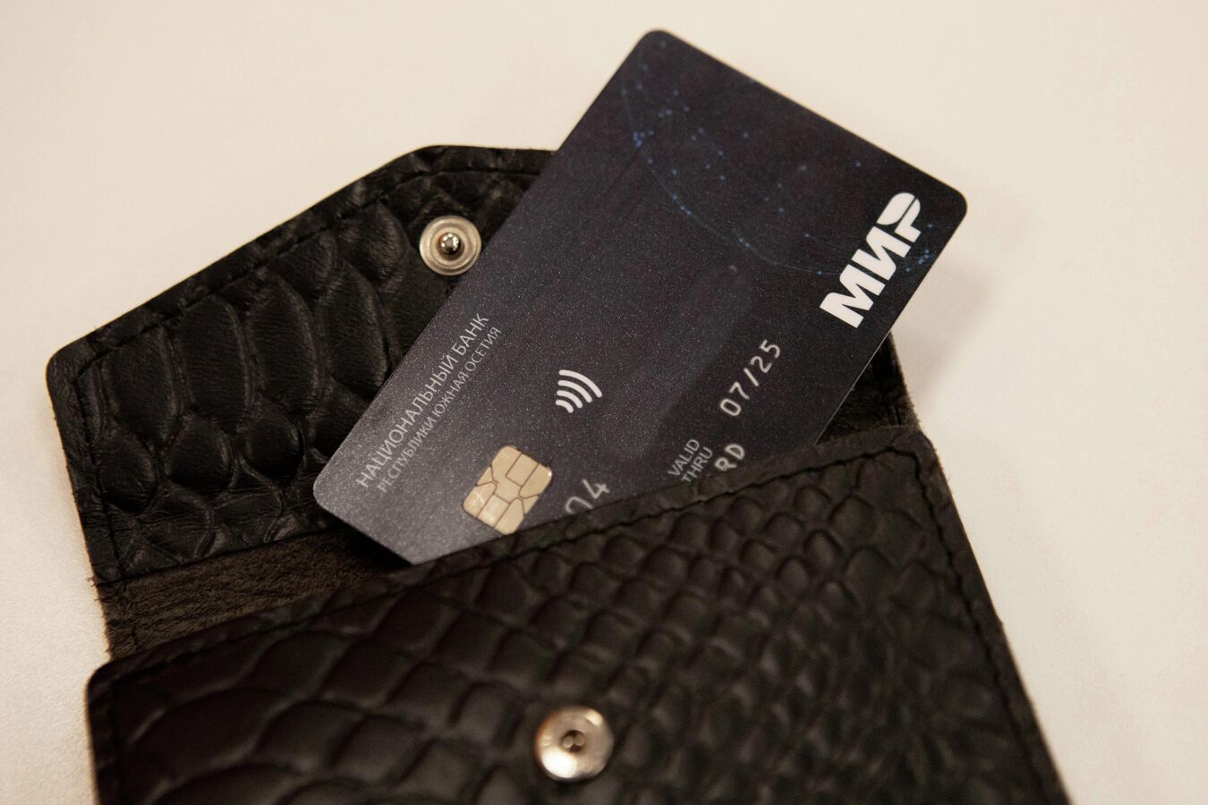 Жители Южной Осетии смогут получать онлайн-переводы со Сбер и Т-Банка