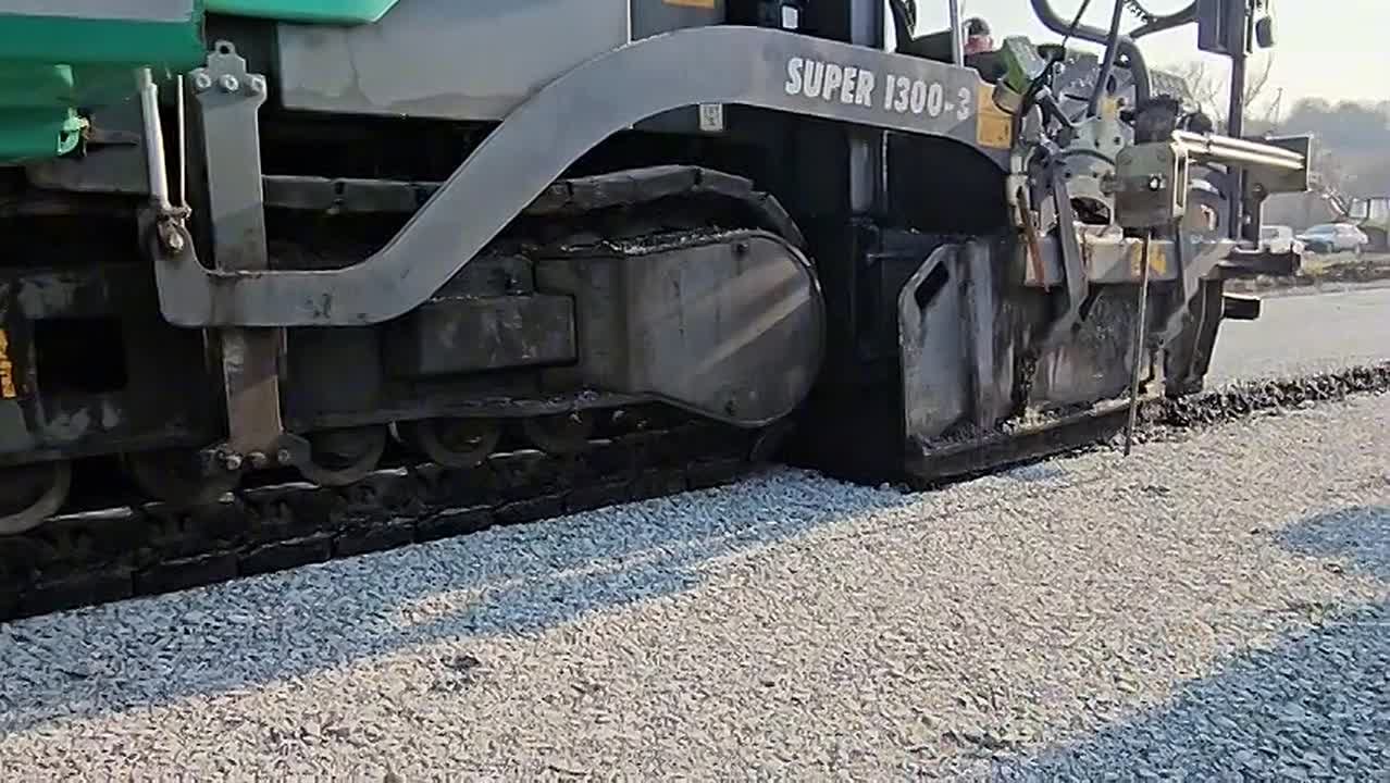 В Знаурском районе приступили к асфальтированию автодороги Бекмар-Корнис