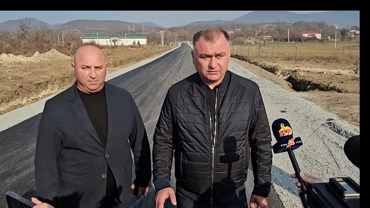 Президент Алан Гаглоев доволен ходом асфальтирования дороги Бекмар-Корнис