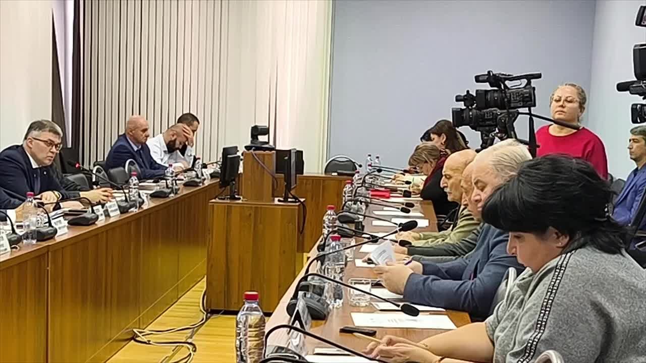 В Цхинвале проходит круглый стол "Осетинский парламентаризм