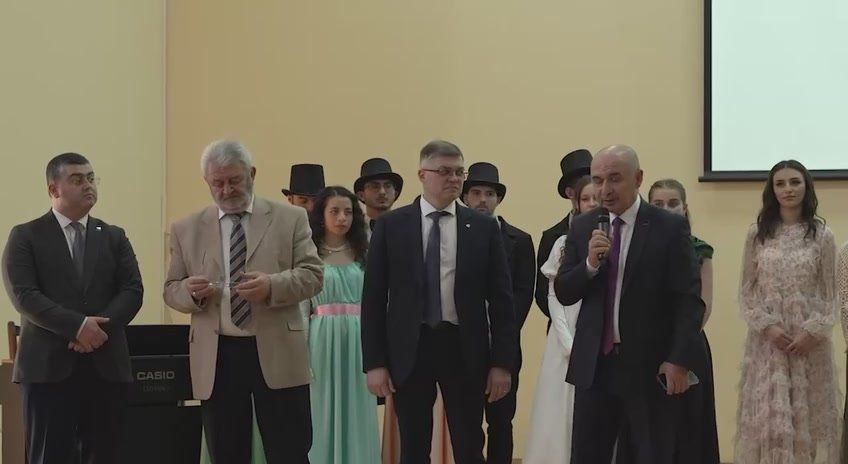 Праздник русского мира: смотрите в видео Sputnik как прошел Пушкинский бал в Цхинвале