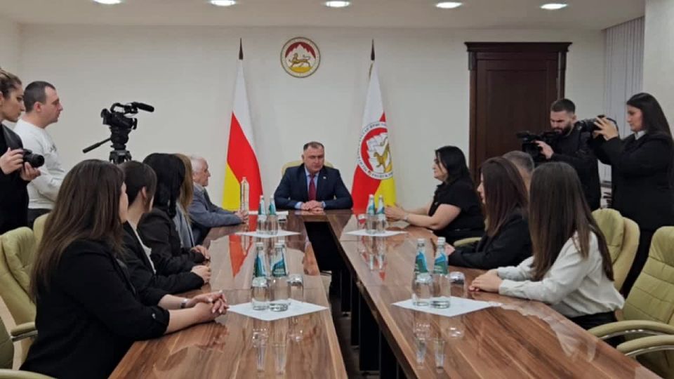 Президент Алан Гаглоев вручил госнаграды сотрудникам ИА "Рес"