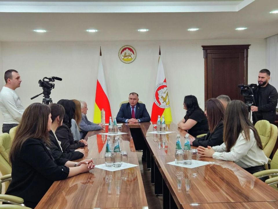 Президент Южной Осетии наградил сотрудников агентства "Рес" в честь 30-летия его основания