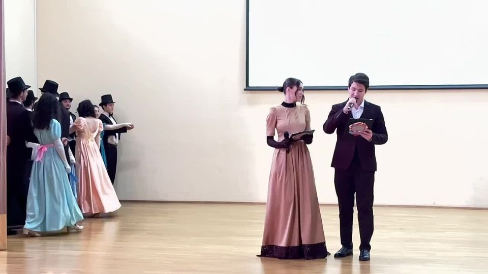 В Юго-Осетинском государственном университете проходит Пушкинский бал, посвященный 226-летию со дня рождения великого русского поэта А.С.Пушкина