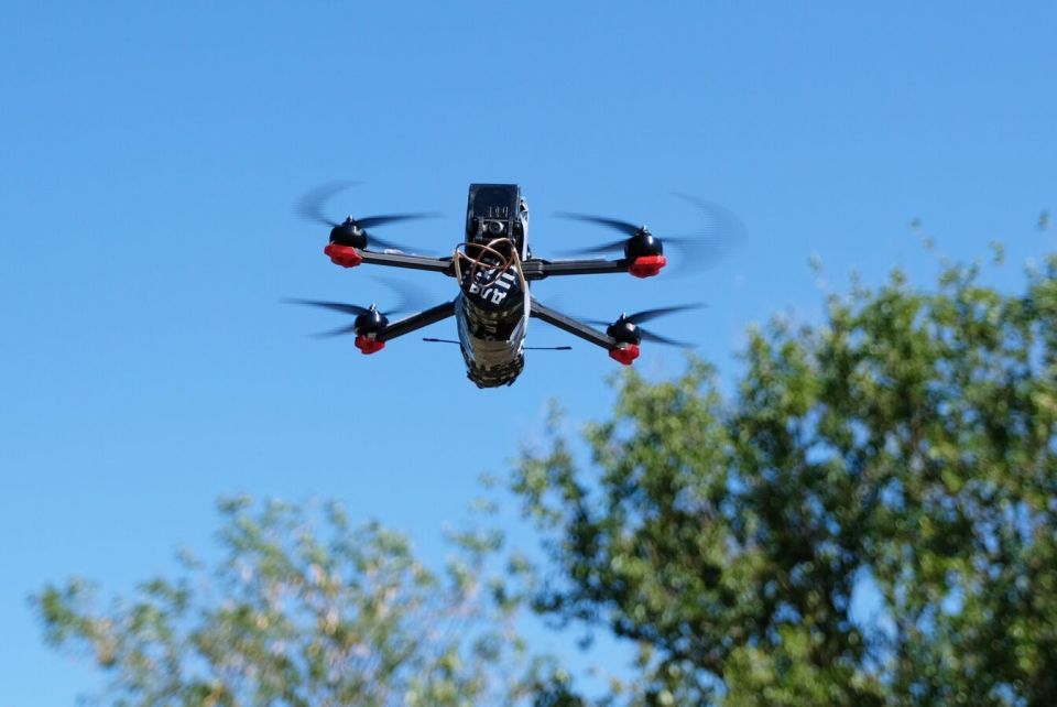 Российские дроны на оптоволокне уничтожили орудия и транспорт ВСУ на правом берегу Днепра