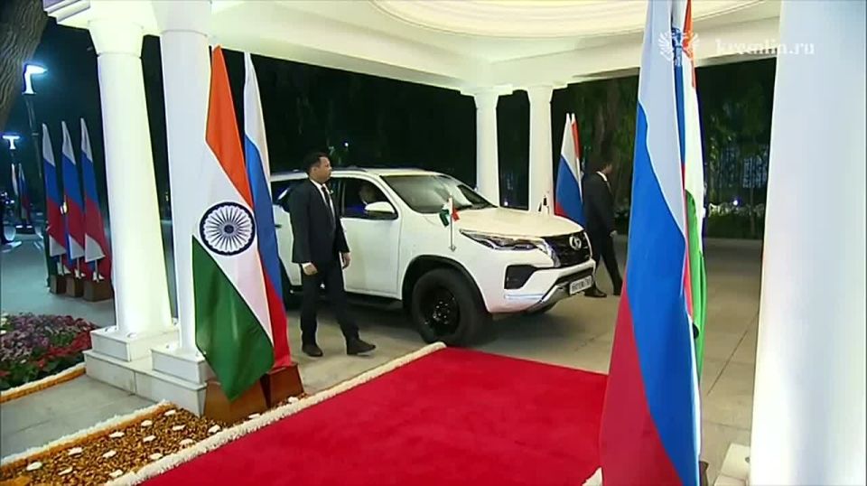 Владимир Путин и Нарендра Моди прибыли в резиденцию главы индийского Правительства, где пройдет неформальный обед лидеров, передает Кремль #social