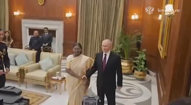 В честь российского лидера Владимира Путина в Индии проходит государственный прием от имени президента Дроупади Мурму #social