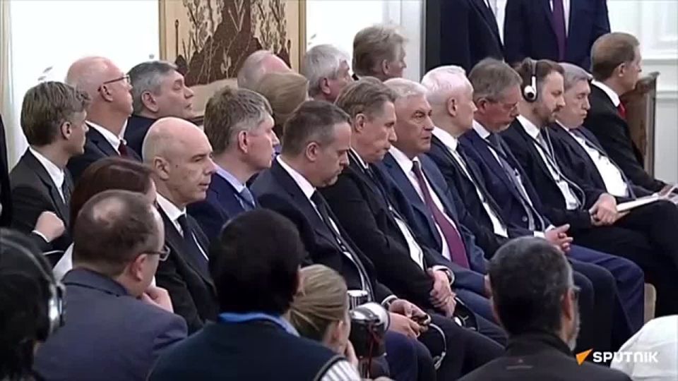 В Индии начинает вещание телеканал RT, чтобы жители могли лучше узнавать Россию и получать объективную информацию о том, что происходит у нас в стране, заявил Путин