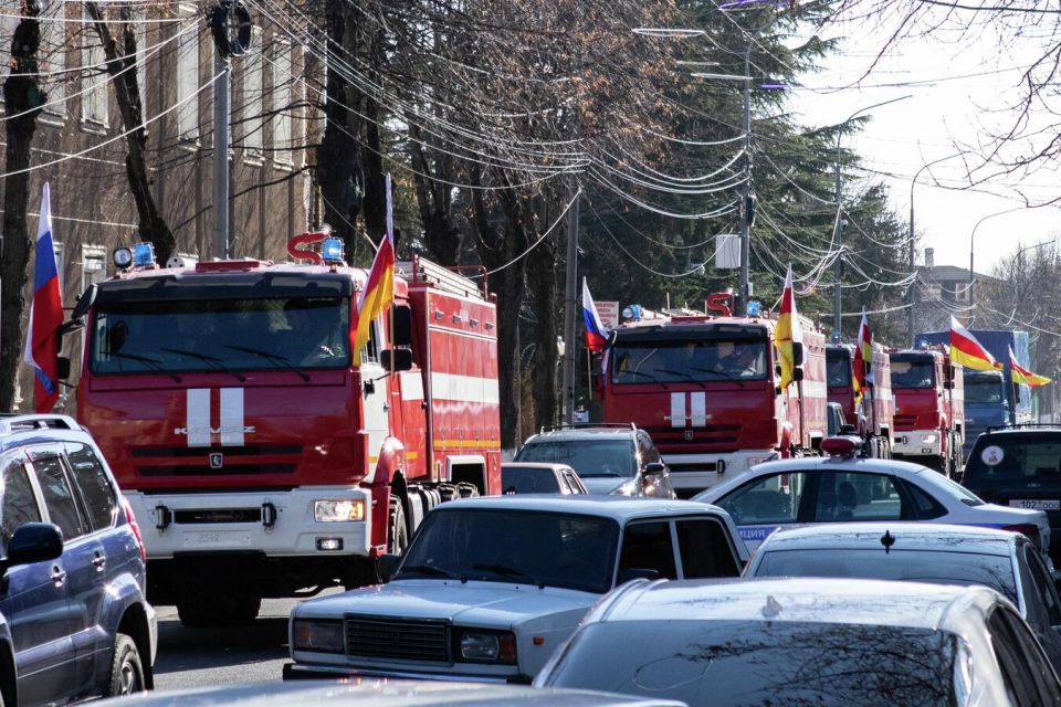 Усиление возможностей МЧС Южной Осетии: фото передачи техники для спасателей от МЧС РФ