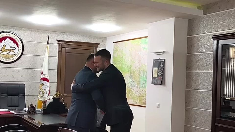 Президент Алан Гаглоев наградил руководителя "Росдетцентра" Александра Кудряшова медалью "В ознаменование 35 летия республики" #social