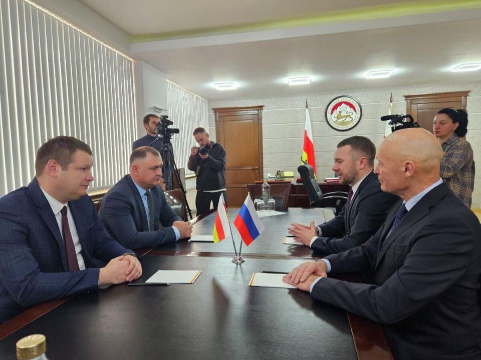 Гаглоев обсудил с директором "Росдетцентра" внедрение института советников по воспитанию